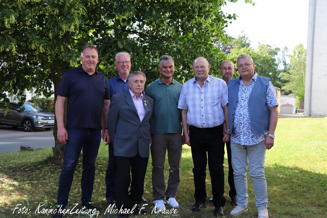 Der neue DPV-Vorstand mit den scheidenden Mitgliedern Horst Rohowsky (3. v. l.) und Günther Möller (3. v. r.). Foto: Michael F. Krause